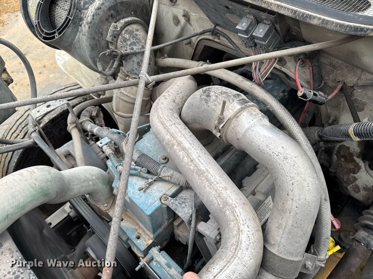 image for item EG7112 2001 International 4700 refuse truck