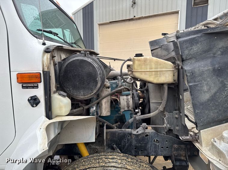 image for item EG7112 2001 International 4700 refuse truck