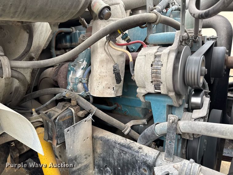 image for item EG7112 2001 International 4700 refuse truck