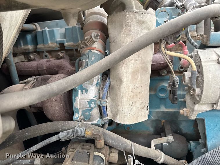 image for item EG7112 2001 International 4700 refuse truck