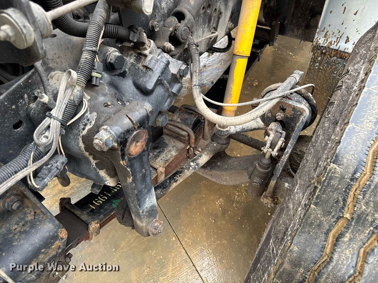 image for item EG7112 2001 International 4700 refuse truck