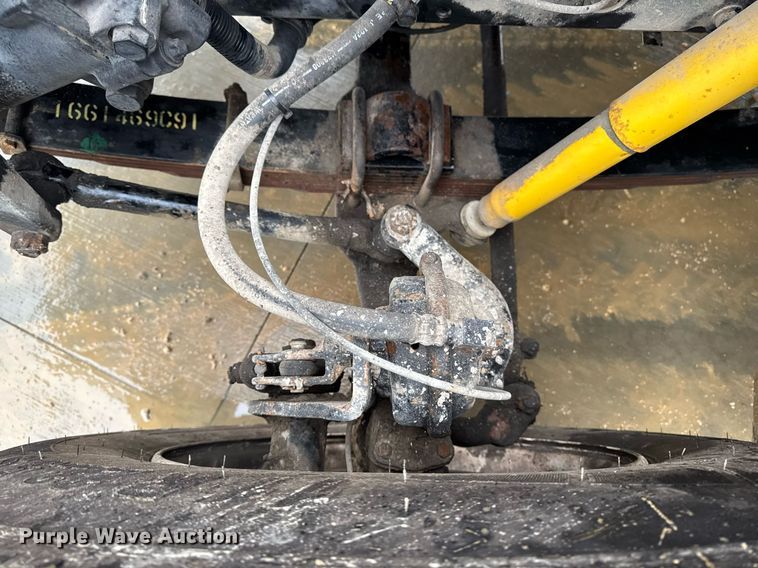 image for item EG7112 2001 International 4700 refuse truck