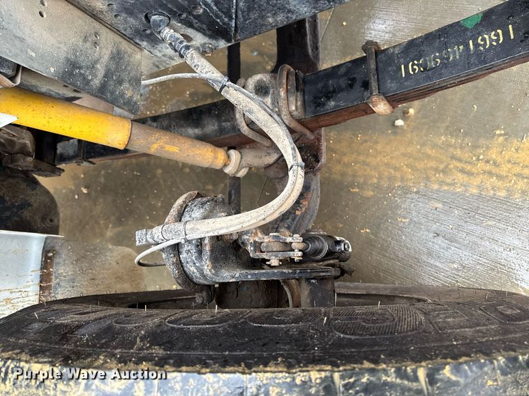 image for item EG7112 2001 International 4700 refuse truck