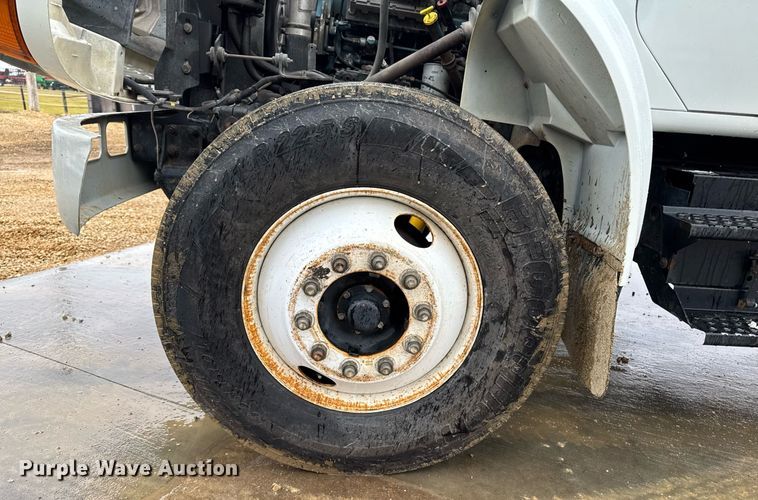 image for item EG7112 2001 International 4700 refuse truck