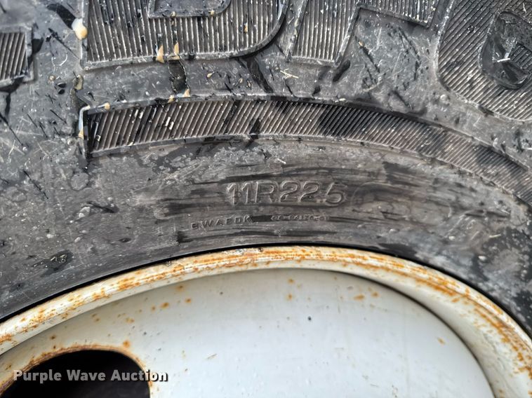 image for item EG7112 2001 International 4700 refuse truck