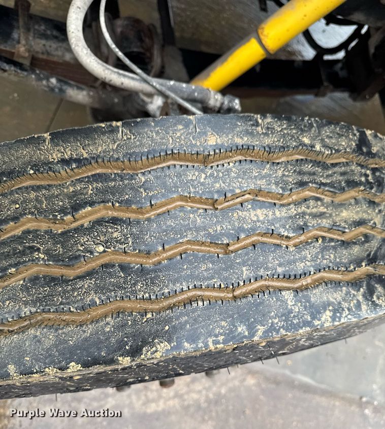 image for item EG7112 2001 International 4700 refuse truck