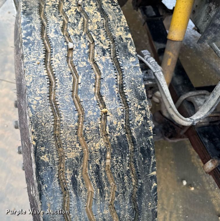 image for item EG7112 2001 International 4700 refuse truck