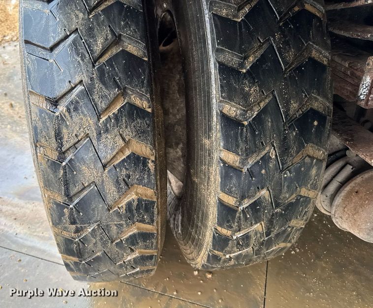 image for item EG7112 2001 International 4700 refuse truck