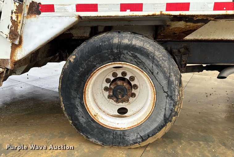 image for item EG7112 2001 International 4700 refuse truck