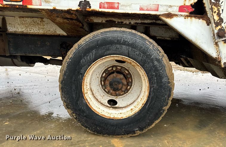 image for item EG7112 2001 International 4700 refuse truck