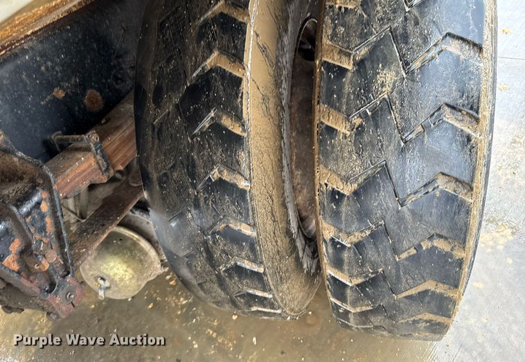 image for item EG7112 2001 International 4700 refuse truck