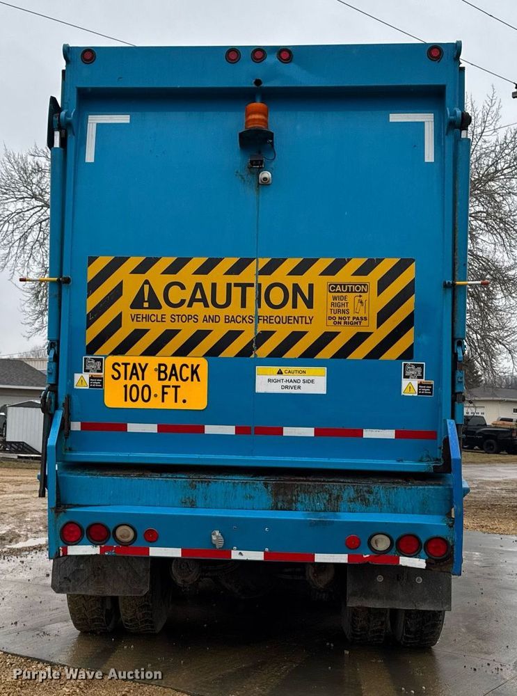 image for item EG7113 2006 Freighltiner Business Class M2 refuse truck