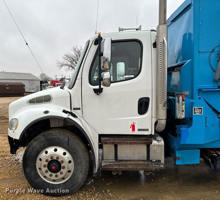 image for item EG7113 2006 Freighltiner Business Class M2 refuse truck