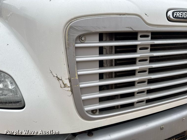 image for item EG7113 2006 Freighltiner Business Class M2 refuse truck