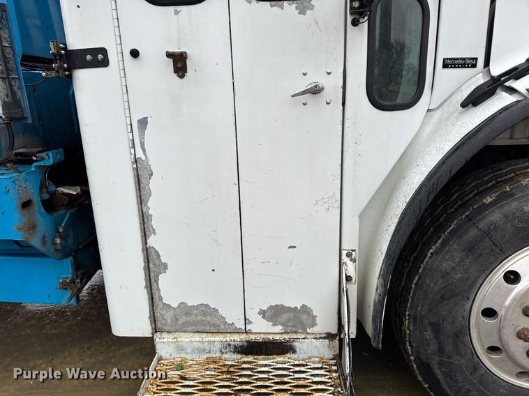 image for item EG7113 2006 Freighltiner Business Class M2 refuse truck