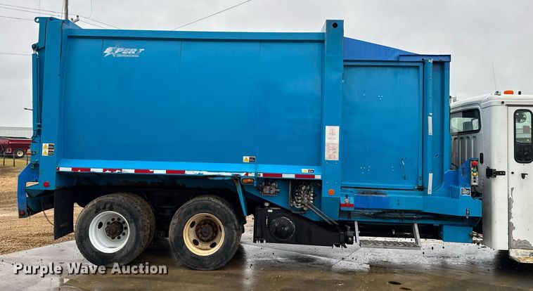 image for item EG7113 2006 Freighltiner Business Class M2 refuse truck