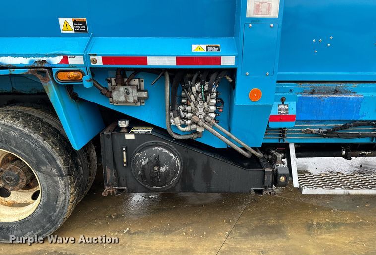 image for item EG7113 2006 Freighltiner Business Class M2 refuse truck