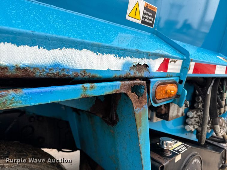 image for item EG7113 2006 Freighltiner Business Class M2 refuse truck