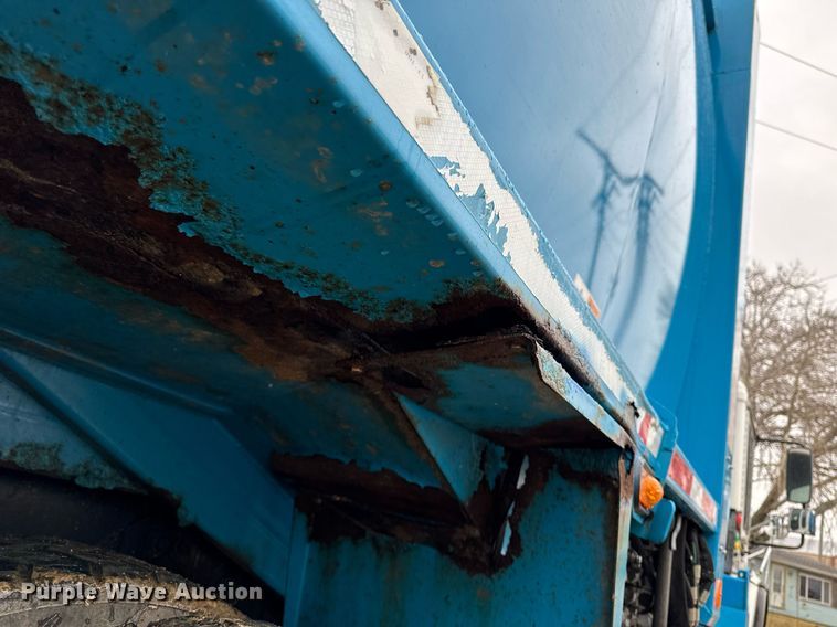 image for item EG7113 2006 Freighltiner Business Class M2 refuse truck