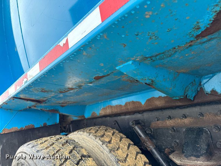 image for item EG7113 2006 Freighltiner Business Class M2 refuse truck