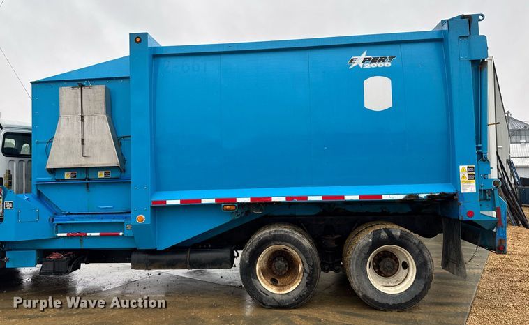 image for item EG7113 2006 Freighltiner Business Class M2 refuse truck