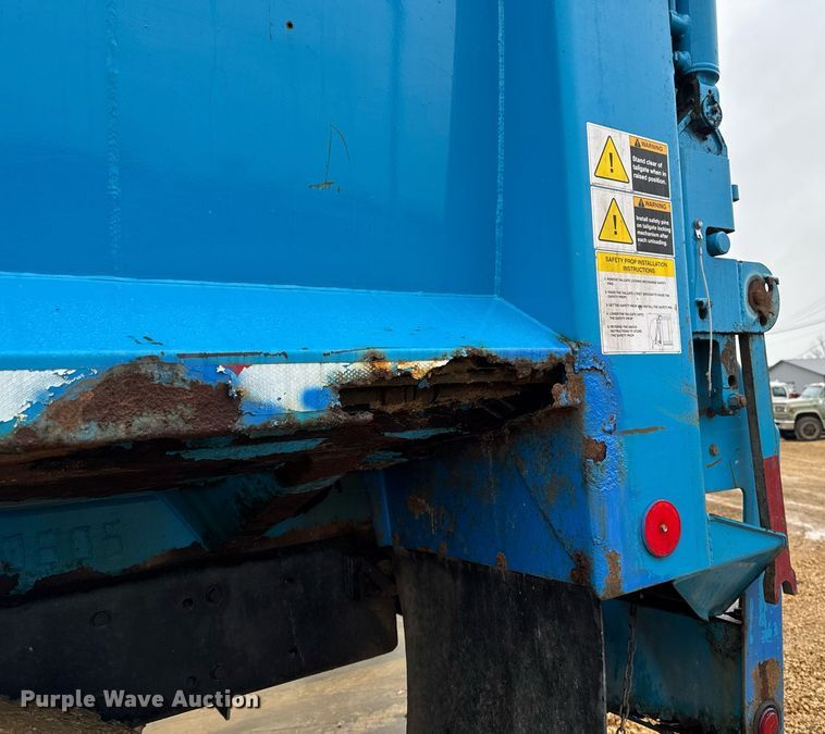 image for item EG7113 2006 Freighltiner Business Class M2 refuse truck