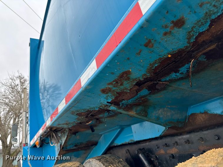 image for item EG7113 2006 Freighltiner Business Class M2 refuse truck