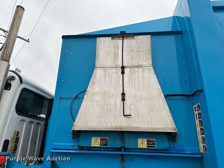 image for item EG7113 2006 Freighltiner Business Class M2 refuse truck