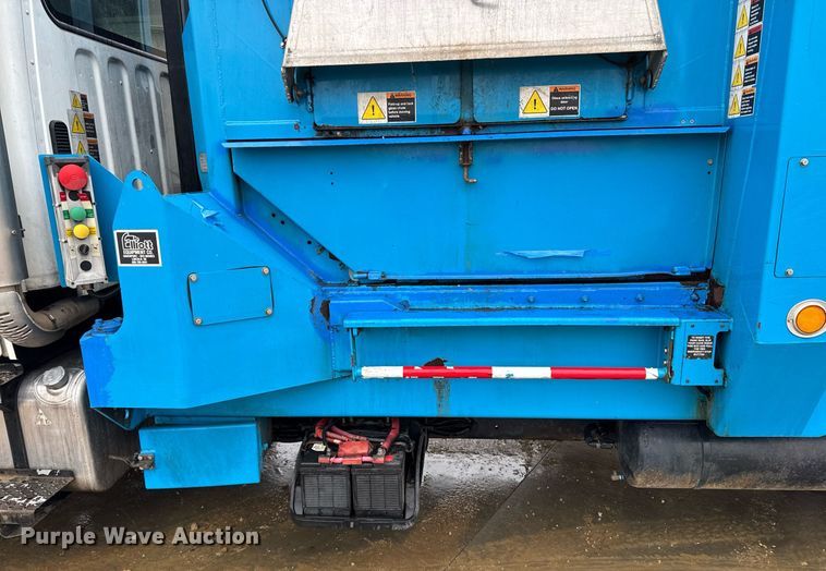 image for item EG7113 2006 Freighltiner Business Class M2 refuse truck