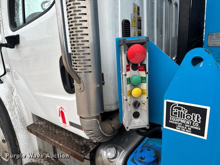 image for item EG7113 2006 Freighltiner Business Class M2 refuse truck