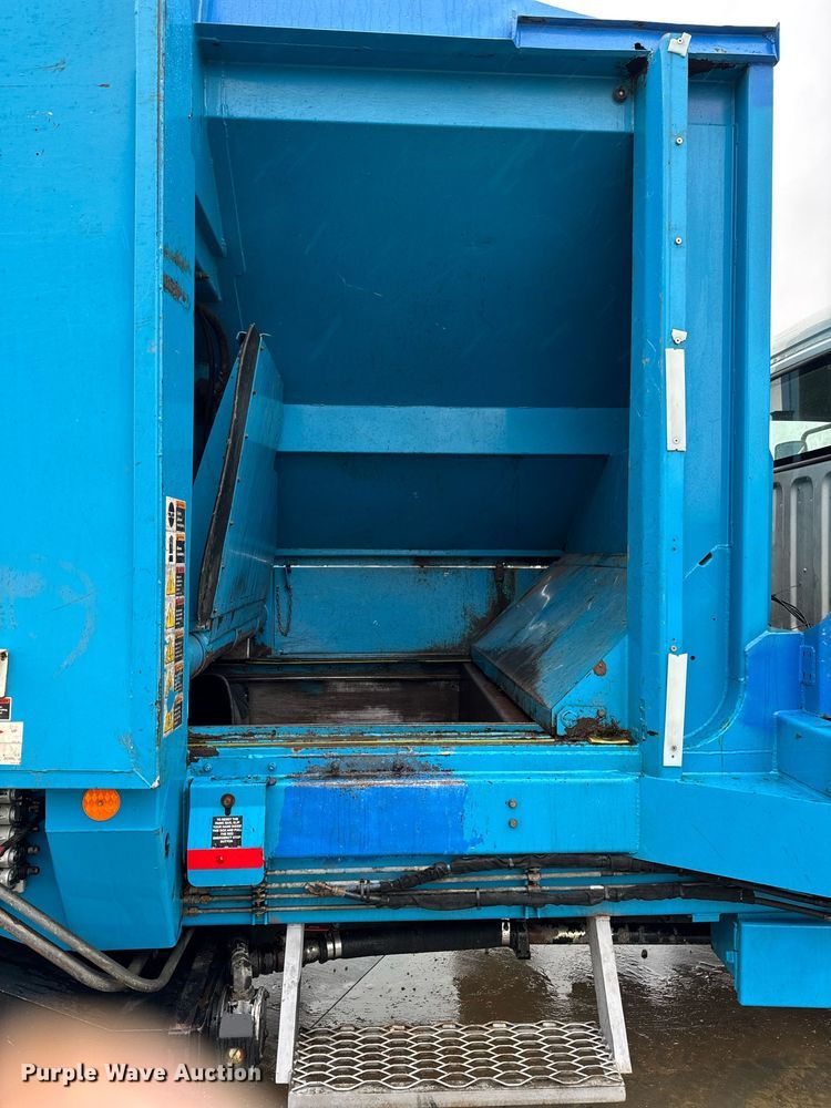 image for item EG7113 2006 Freighltiner Business Class M2 refuse truck