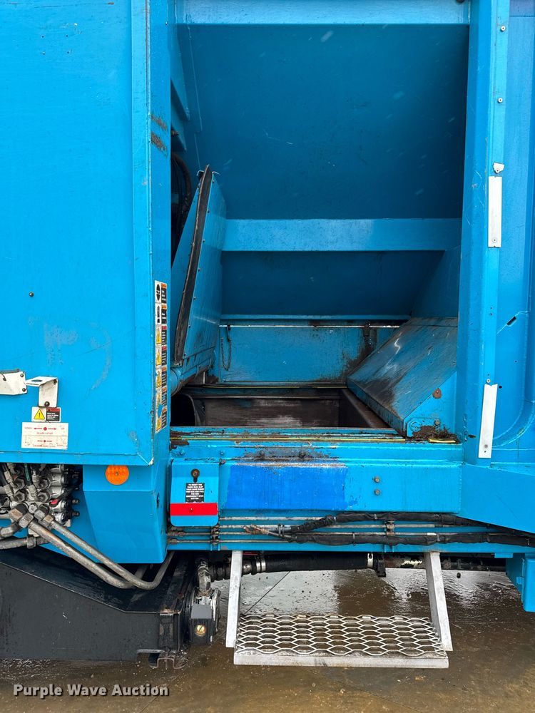 image for item EG7113 2006 Freighltiner Business Class M2 refuse truck