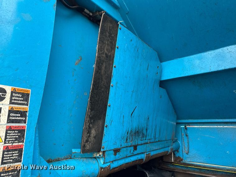 image for item EG7113 2006 Freighltiner Business Class M2 refuse truck