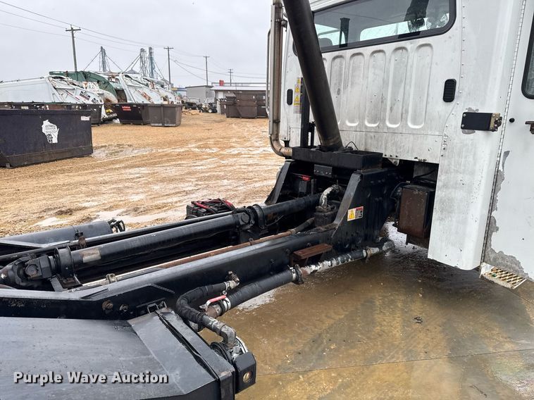 image for item EG7113 2006 Freighltiner Business Class M2 refuse truck