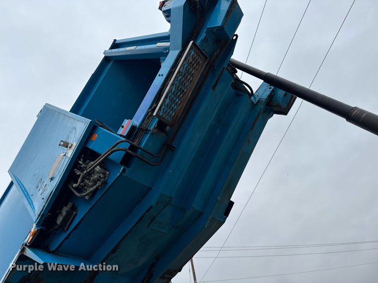 image for item EG7113 2006 Freighltiner Business Class M2 refuse truck