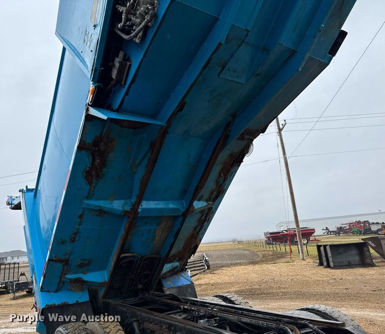 image for item EG7113 2006 Freighltiner Business Class M2 refuse truck