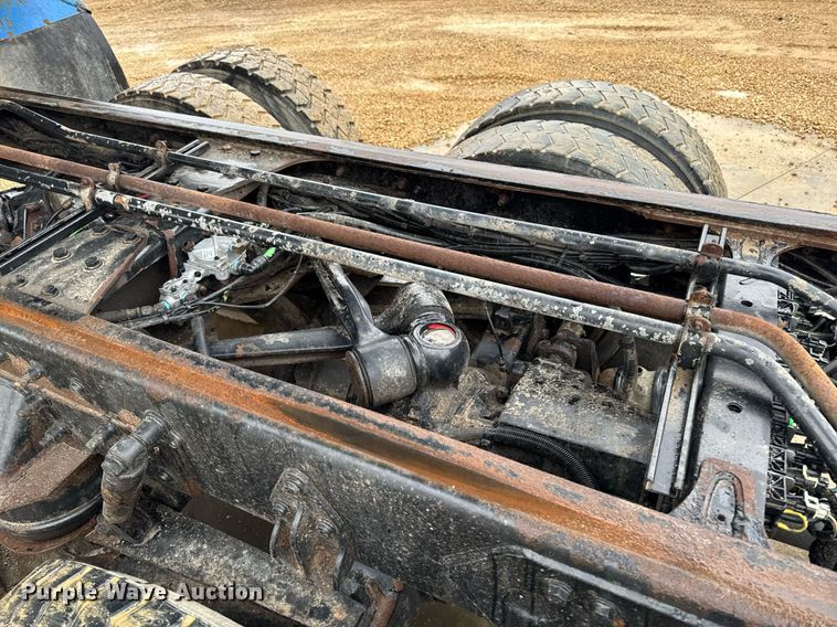 image for item EG7113 2006 Freighltiner Business Class M2 refuse truck