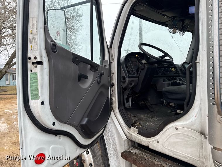 image for item EG7113 2006 Freighltiner Business Class M2 refuse truck