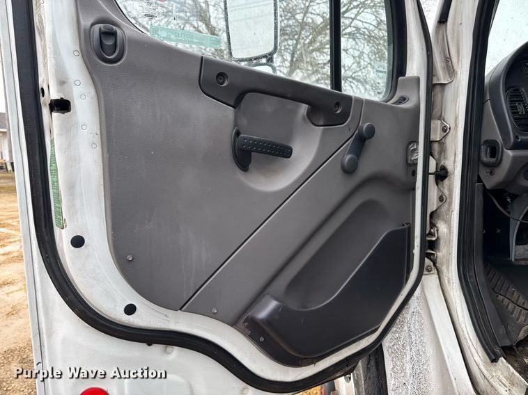 image for item EG7113 2006 Freighltiner Business Class M2 refuse truck