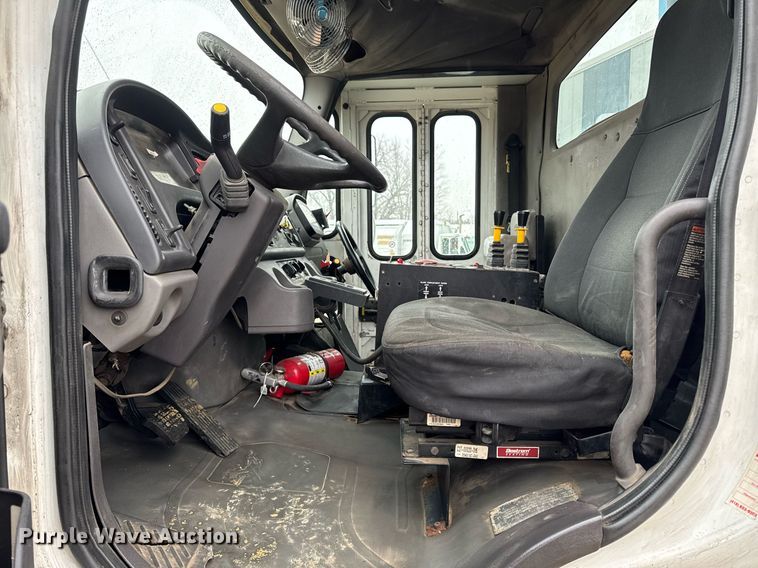 image for item EG7113 2006 Freighltiner Business Class M2 refuse truck