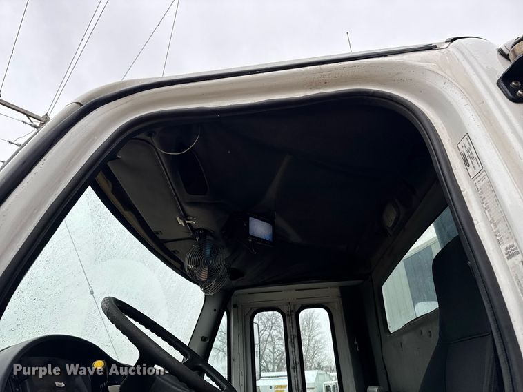 image for item EG7113 2006 Freighltiner Business Class M2 refuse truck