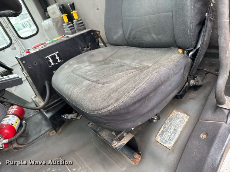 image for item EG7113 2006 Freighltiner Business Class M2 refuse truck