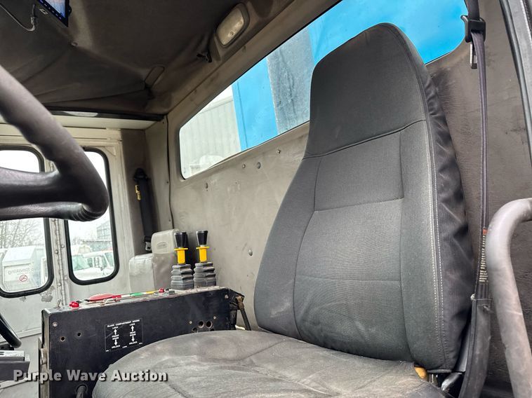 image for item EG7113 2006 Freighltiner Business Class M2 refuse truck