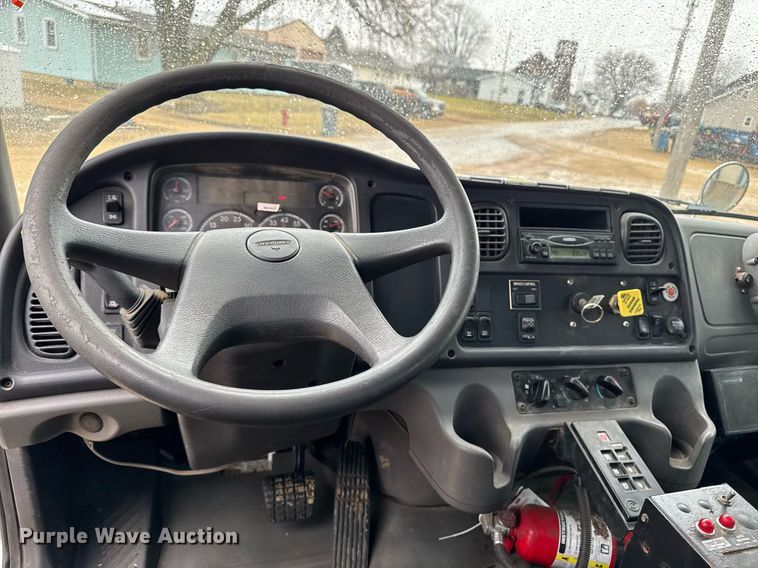 image for item EG7113 2006 Freighltiner Business Class M2 refuse truck