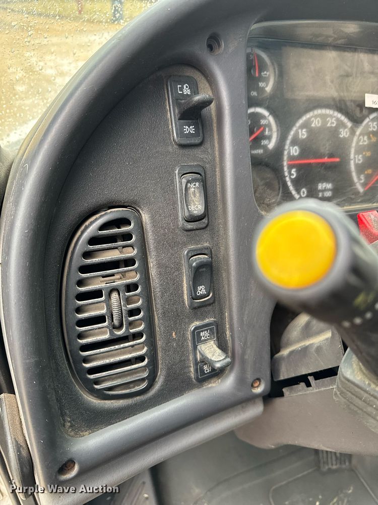 image for item EG7113 2006 Freighltiner Business Class M2 refuse truck