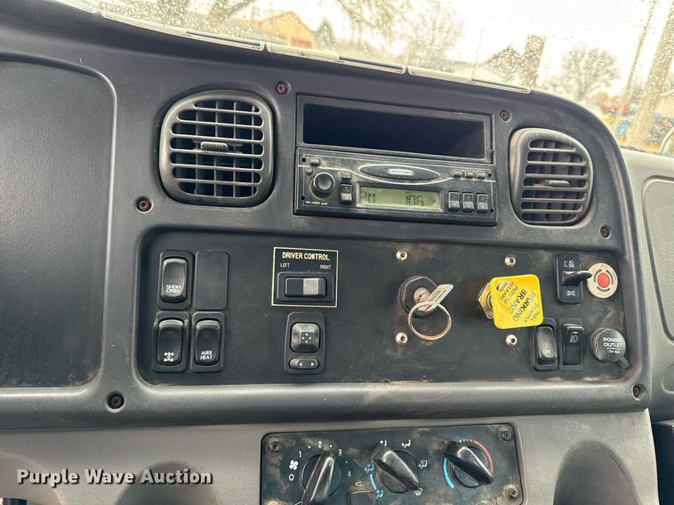 image for item EG7113 2006 Freighltiner Business Class M2 refuse truck