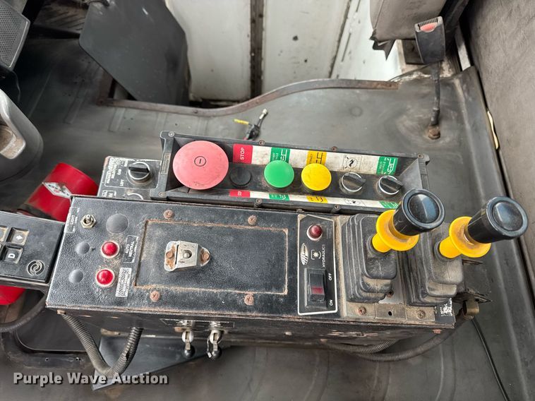 image for item EG7113 2006 Freighltiner Business Class M2 refuse truck