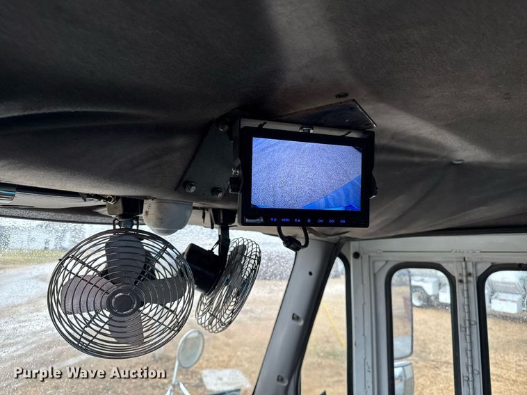 image for item EG7113 2006 Freighltiner Business Class M2 refuse truck