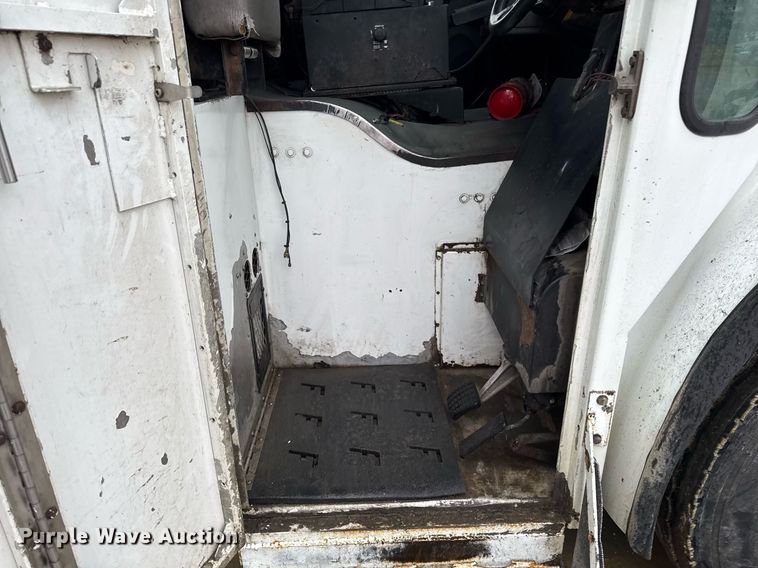 image for item EG7113 2006 Freighltiner Business Class M2 refuse truck