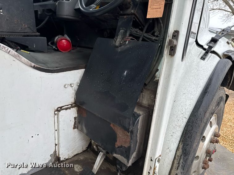 image for item EG7113 2006 Freighltiner Business Class M2 refuse truck